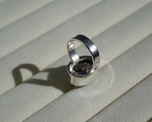 Load image into Gallery viewer, Silver ring with cut Amethyst