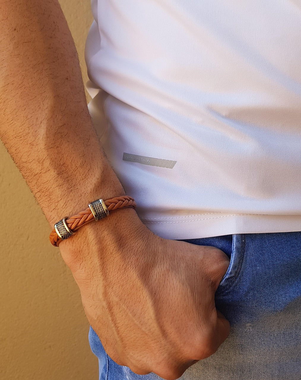 How to properly wear a man's bracelet