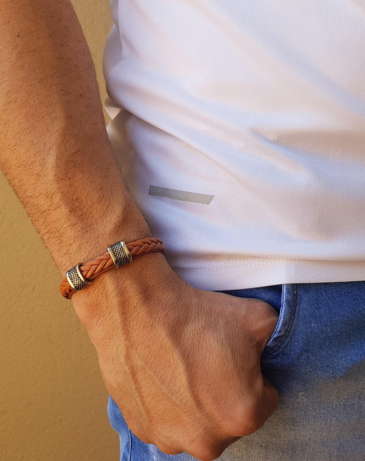 How to properly wear a man's bracelet