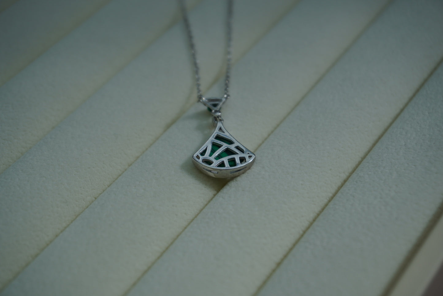 Silver necklace with Malachite stone