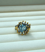 Charger l&#39;image dans la galerie, Glamorous Silver Gold-Plated Ring with Aquamarine and Bird Detail
