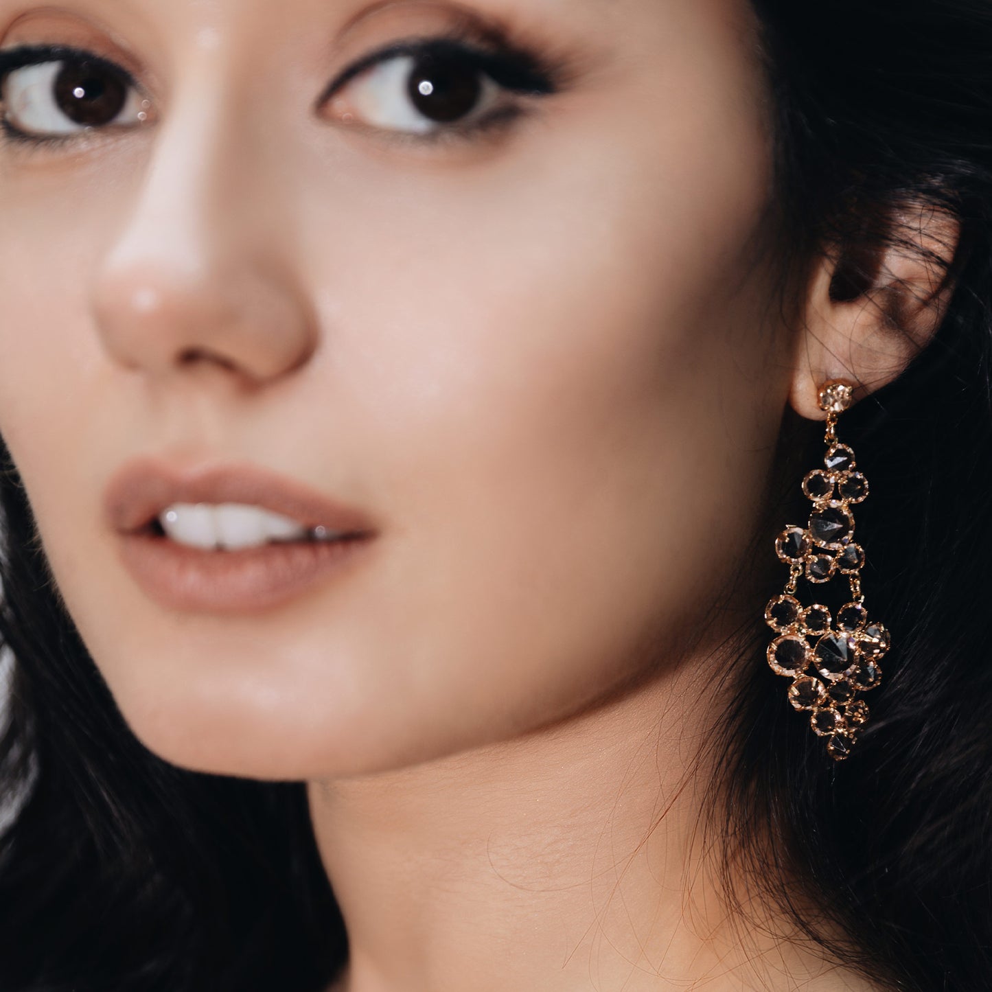 Boucle d'oreille pendante couleur miel avec cristaux noirs de haute qualité